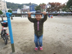 公園　鉄棒練習